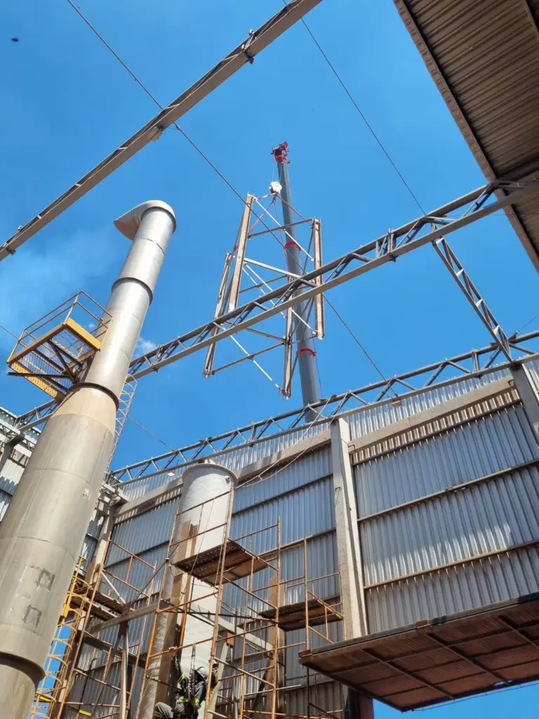 montagem de pipe rack em área industrial